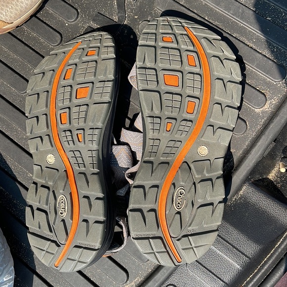mens 9 chaco sandals - gently used